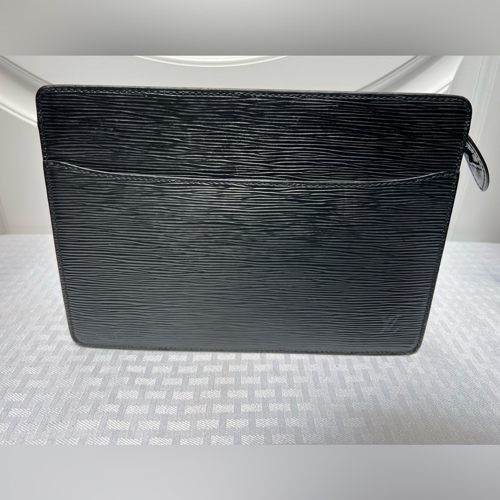 7026: Louis Vuitton Epi Pochette Homme PM Black Leather Clutch